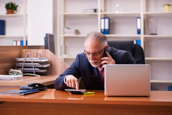 사무실에 앉아 있는 나이든 남자 직원 — 스톡 사진