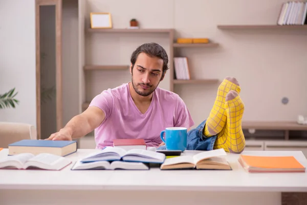 Giovane studente maschio preparazione per gli esami a casa — Foto Stock