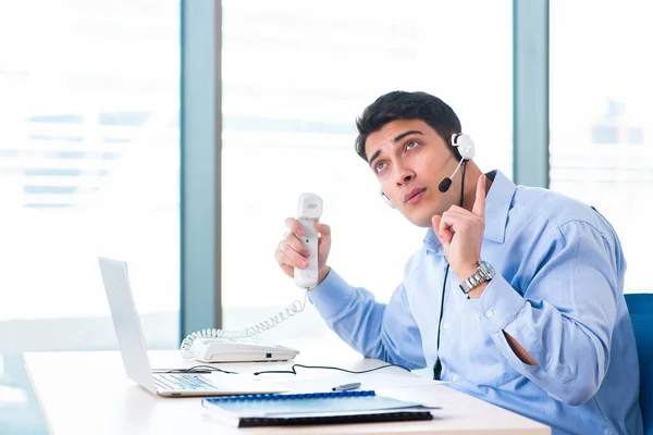 Operador de call center masculino no conceito de negócio — Fotografia de Stock