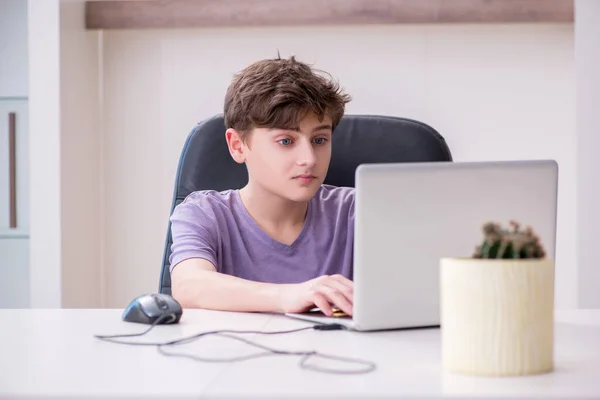 Schooljongen speelt computerspelletjes thuis — Stockfoto