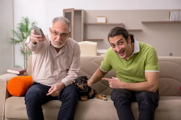 Dos hombres con perro en casa —  Fotos de Stock