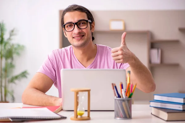 Joven estudiante masculino en concepto de gestión del tiempo —  Fotos de Stock