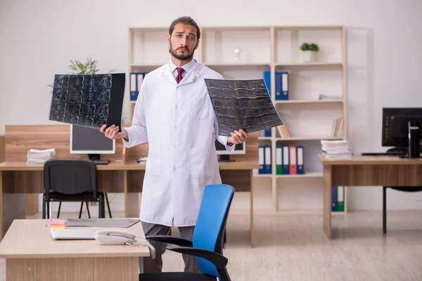 Junge männliche Arzt Radiologe sitzt im Büro — Stockfoto