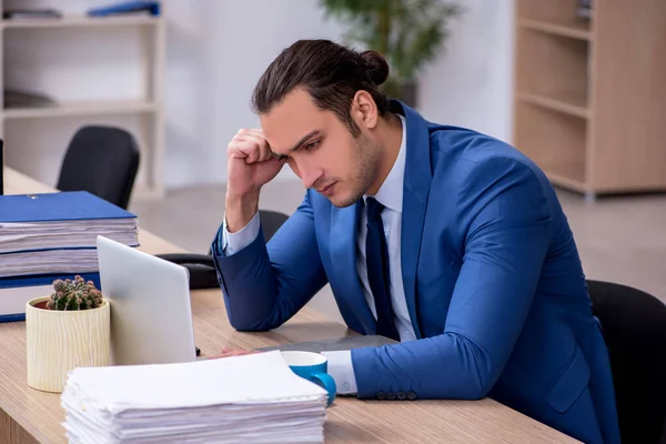 Empresário que trabalha no escritório — Fotografia de Stock