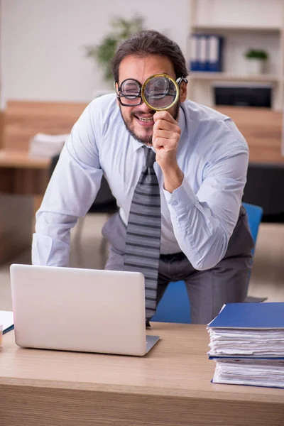 Joven empleado empresario divertido que trabaja en el lugar de trabajo — Foto de Stock