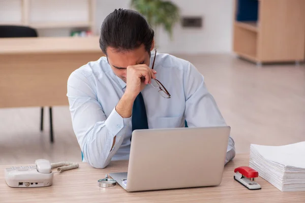 Jeune employé masculin travaillant au bureau — Photo