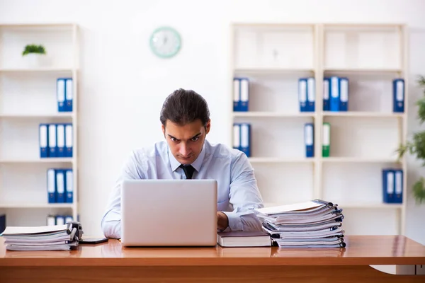 Joven empleado masculino que trabaja en el lugar de trabajo — Foto de Stock