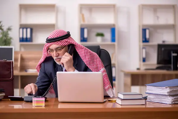 高齢アラブビジネスマン職場に座っている従業員 — ストック写真