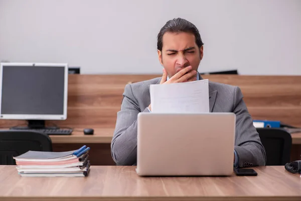 Junge männliche Angestellte im Büro — Stockfoto