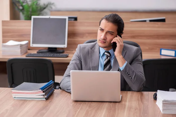 Jeune employé masculin travaillant au bureau — Photo