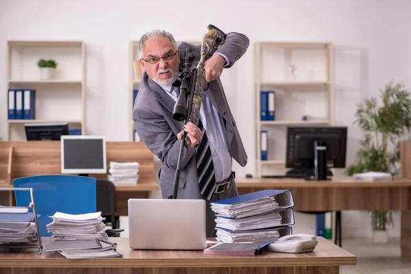 Viejo empleado descontento con el exceso de trabajo en la oficina —  Fotos de Stock