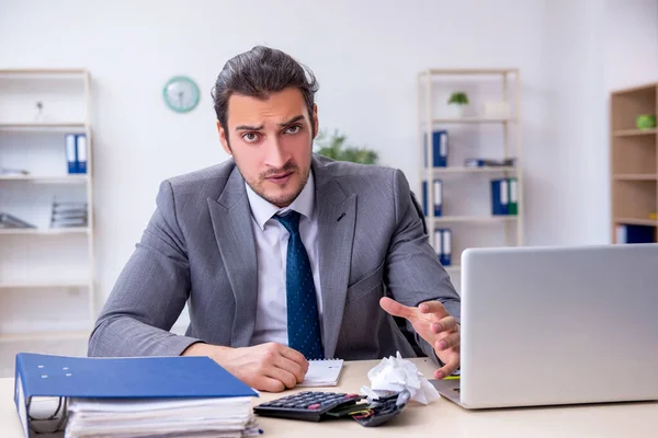 Junge männliche Angestellte unzufrieden mit exzessiver Arbeit im Büro — Stockfoto