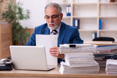 Eski erkek çalışanım ve ofiste çok işim var.