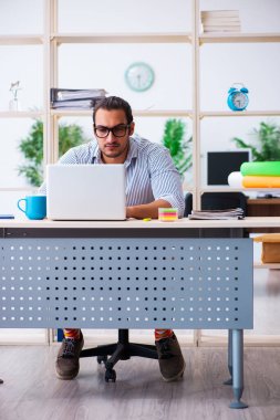 Ofiste çalışan genç bir erkek.