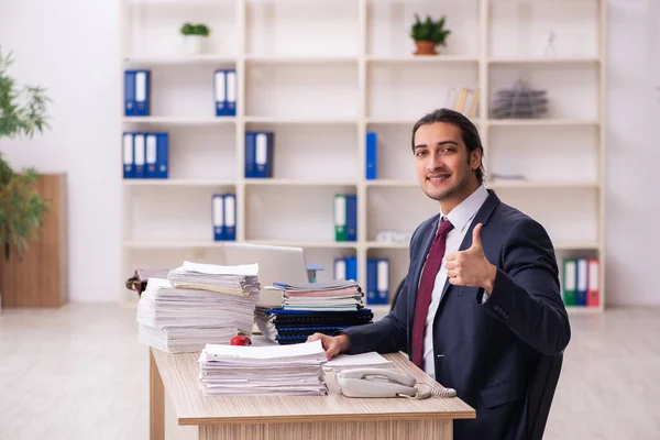 Joven empleado masculino infeliz con el trabajo excesivo —  Fotos de Stock