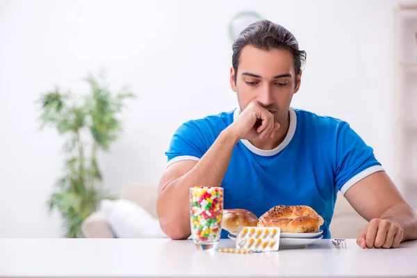 Junger hungriger Mann im Diätkonzept — Stockfoto