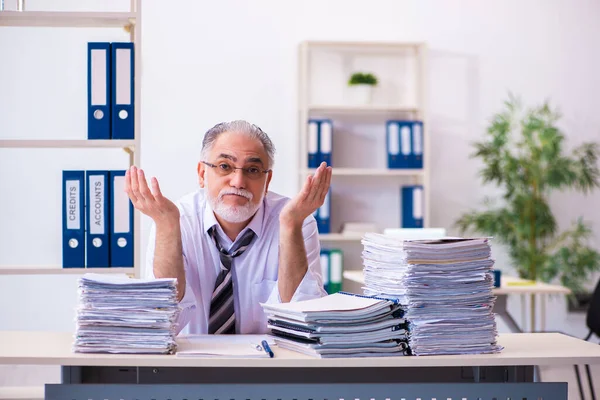 Viejo empleado descontento con el exceso de trabajo en la oficina — Foto de Stock