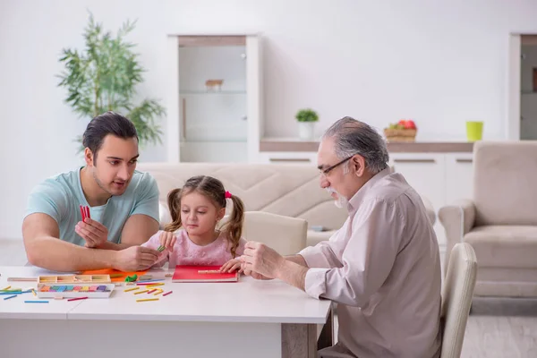 Tre generazioni di famiglia nel concetto di sviluppo precoce — Foto Stock