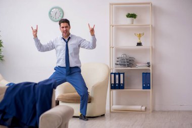 Genç işadamı iş görüşmesini bekliyor.