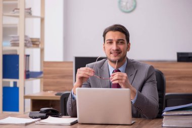 Ofiste çalışan genç işadamı.