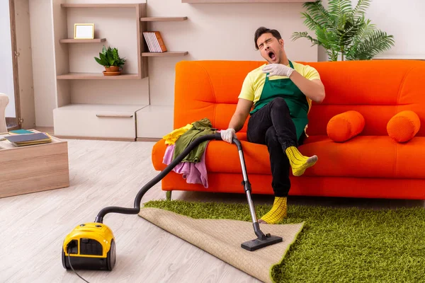 Jonge mannelijke aannemer schoonmaken van het huis binnen — Stockfoto