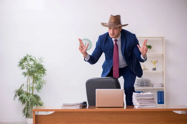 Jovem cowboy empresário trabalhando no local de trabalho — Fotografia de Stock