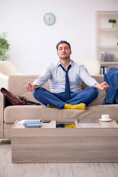 Young businessman employee waiting for business meeting — Stock Photo, Image