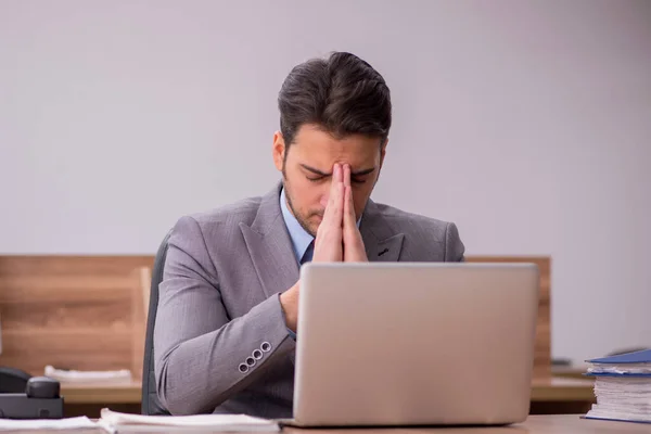 Young businessman employee working in the office — Stock Photo, Image