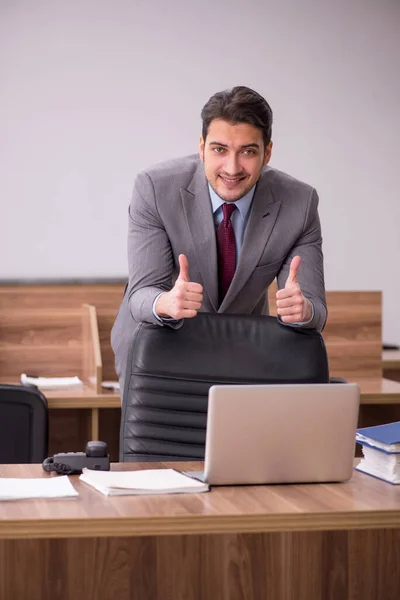 Empleado joven empresario que trabaja en la oficina — Foto de Stock