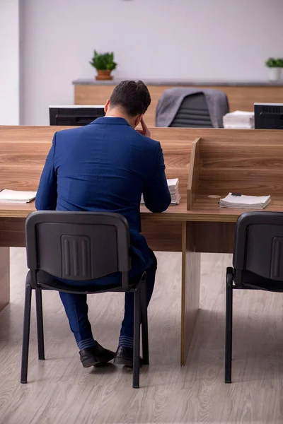 Young businessman employee working in the office — Stock Photo, Image