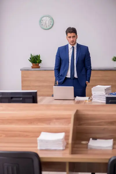 Empleado joven empresario que trabaja en la oficina —  Fotos de Stock