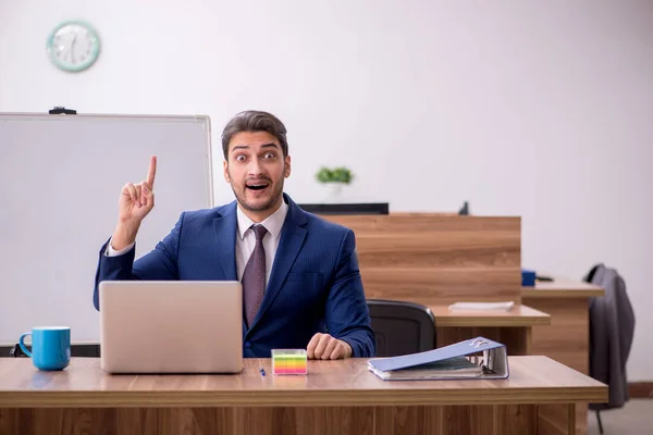 Jovem e bonito empregador no conceito de teleconferência — Fotografia de Stock