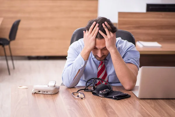 職場で高血圧に苦しむ若い男性社員 — ストック写真