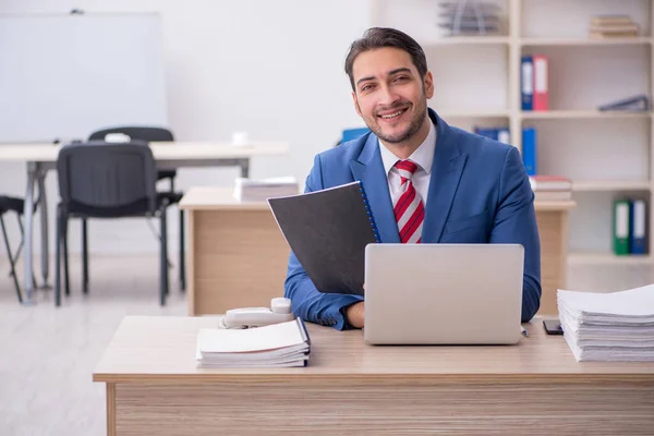 Jovem empregado atraente que trabalha no escritório — Fotografia de Stock