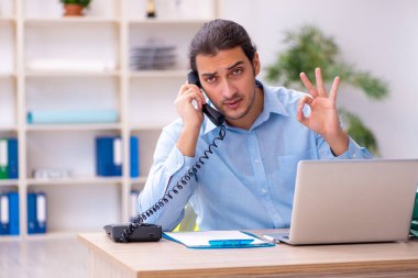 Ofiste çalışan genç erkek mimar.