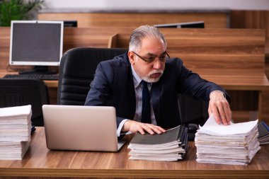 Eski erkek çalışanım ve ofiste çok işim var.