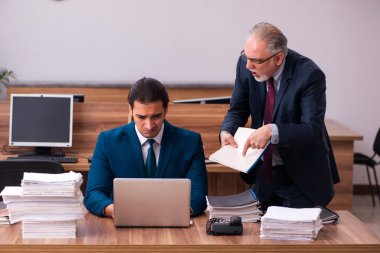 Kabadayılık kavramında yaşlı erkek işveren ve genç erkek asistan