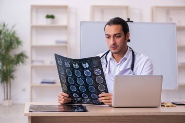 Klinikte çalışan genç bir erkek radyolog.