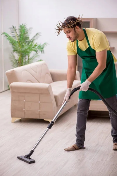 Junger Bauunternehmer trägt stacheligen Kranz auf dem Kopf — Stockfoto