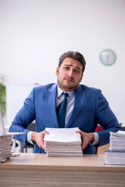 Giovane impiegato uomo d'affari e troppo lavoro in ufficio — Foto Stock