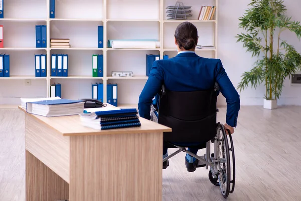Giovane dipendente disabile che lavora in ufficio — Foto Stock