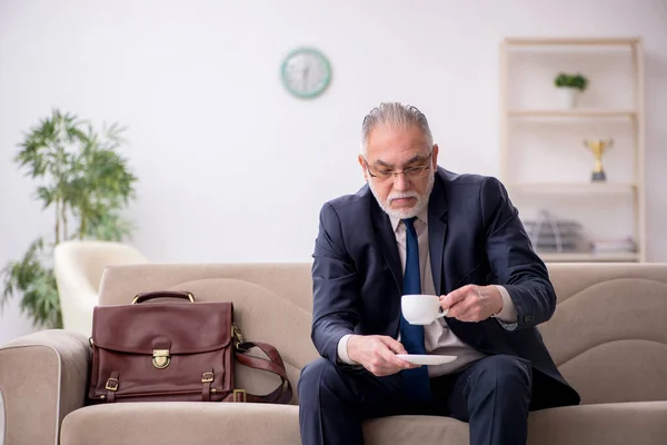 Old businessman employee waiting for business meeting — Stock Photo, Image