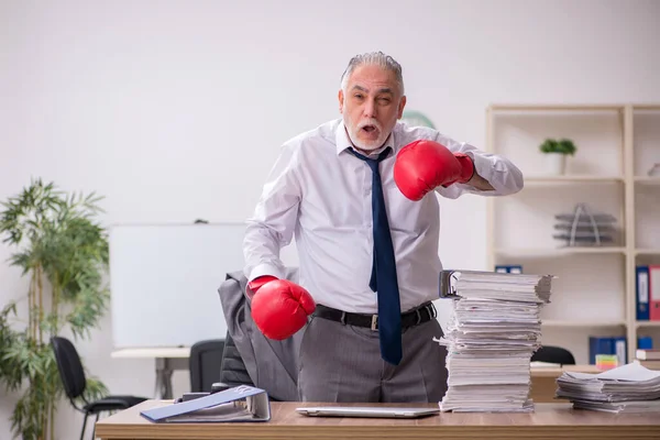 İş yerinde boks eldiveni giyen eski bir işadamı. — Stok fotoğraf