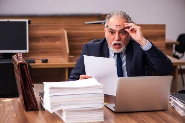 Alte männliche Angestellte und zu viel Arbeit im Büro — Stockfoto