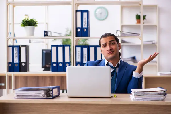 Joven empleado guapo sentado en la oficina — Foto de Stock