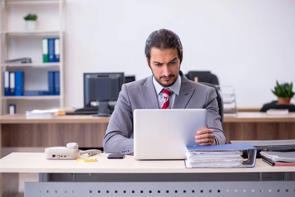 Jeune employé masculin travaillant au bureau — Photo