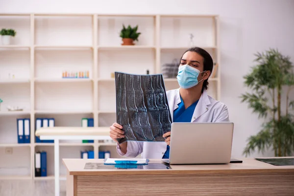 Jeune médecin radiologue portant un masque facial pendant une pandémie — Photo