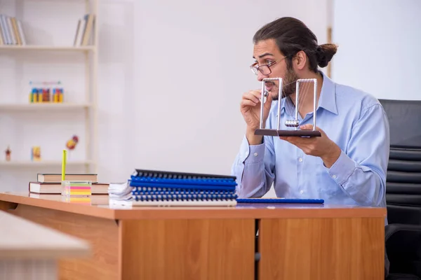 Young male teacher physicist in the classroom — Stock Photo, Image