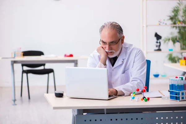 Oude mannelijke chemicus werkt in het lab. — Stockfoto