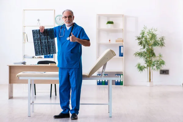 Gammal manlig röntgenläkare som arbetar på sjukhuset — Stockfoto